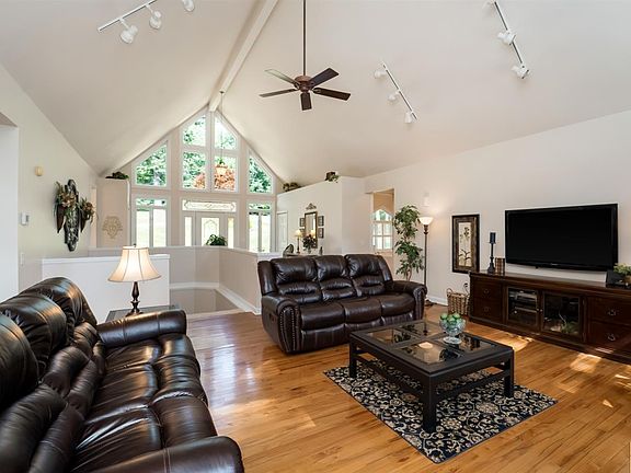 5th image of 33 Fox Hunt Ln