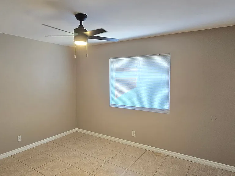 405 S Kroeger St — Photo 16