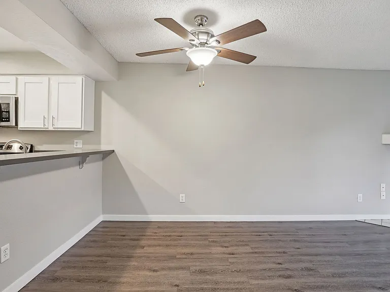 Ellington Apartments — Photo 11