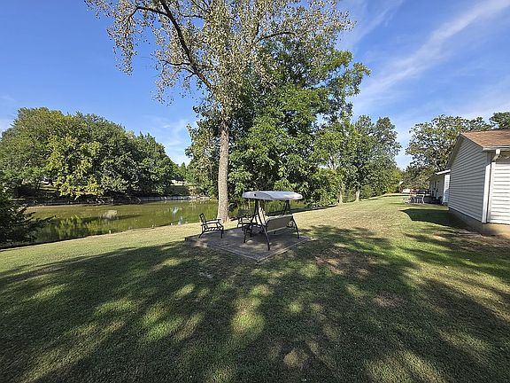 3rd image of 826 Iris Ln