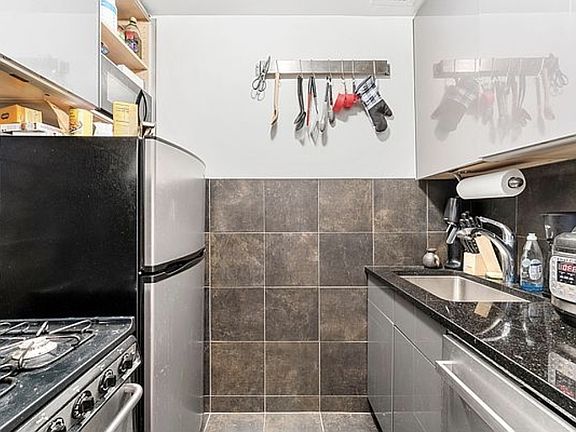 5th image of 140 W 76th St #Pha