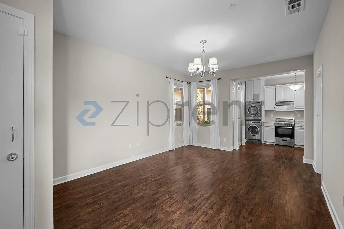 1 bed, 800 sqft, $2,100 — Photo 3