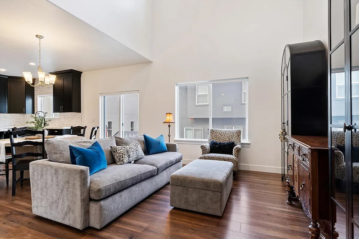 3 bed, 2.5 bath, 2601 sqft, $2,385 — Photo 3
