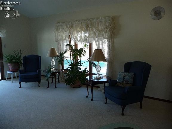 4th image of 700 Holiday Dr