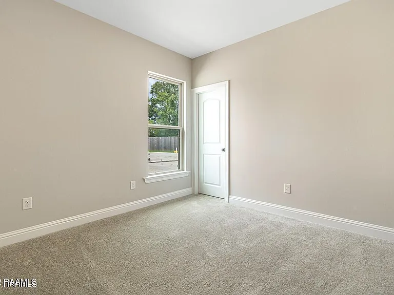 211 Sparrowhawk St — Photo 9