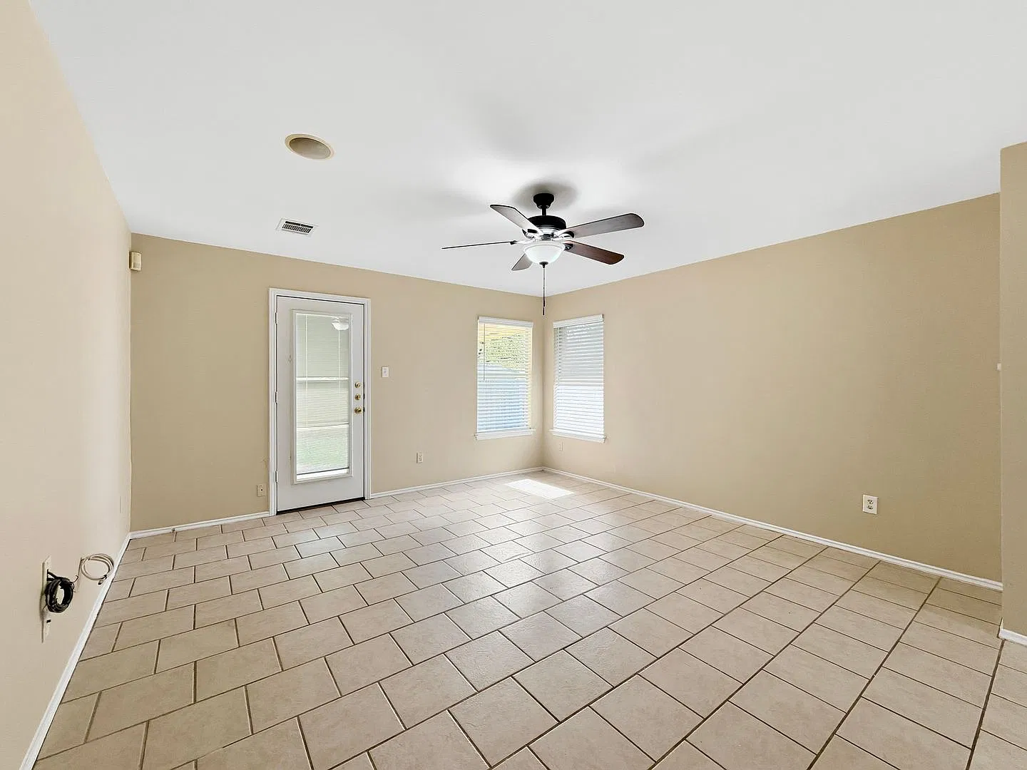 Canterbury Classic - 3/2 - New Appliances - Finished Garage - Big Yard - $1895 — Photo 4