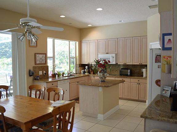 3rd image of 162 Oakwood Ln