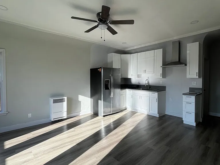 2000 S Harcourt Ave — Photo 17