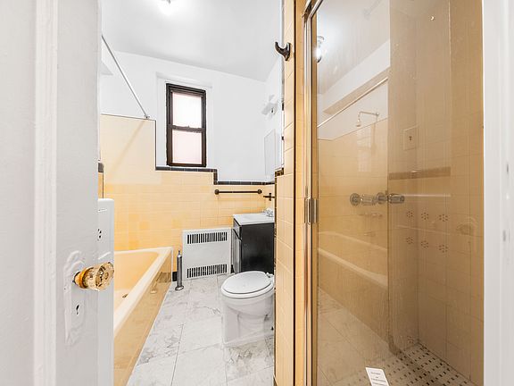 5th image of 255 E 18th St APT 5A