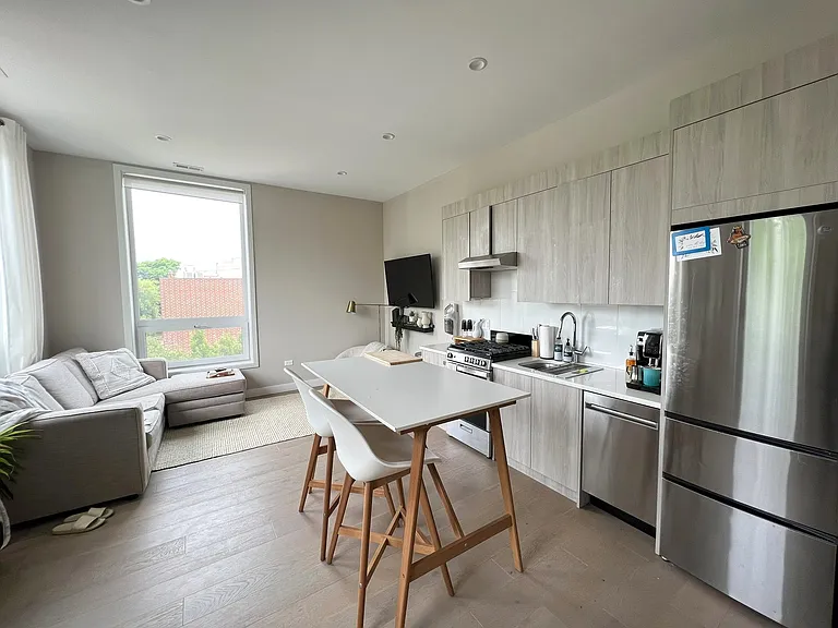 3757 N Sheffield Ave #2010 — Photo 2