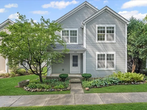 752 Tree Top Ln, Crystal Lake, IL 60014
