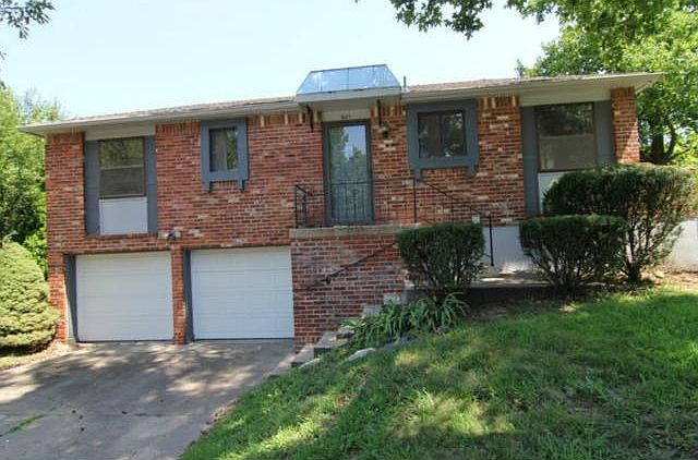 1st image of 921 NW Canterbury Ct