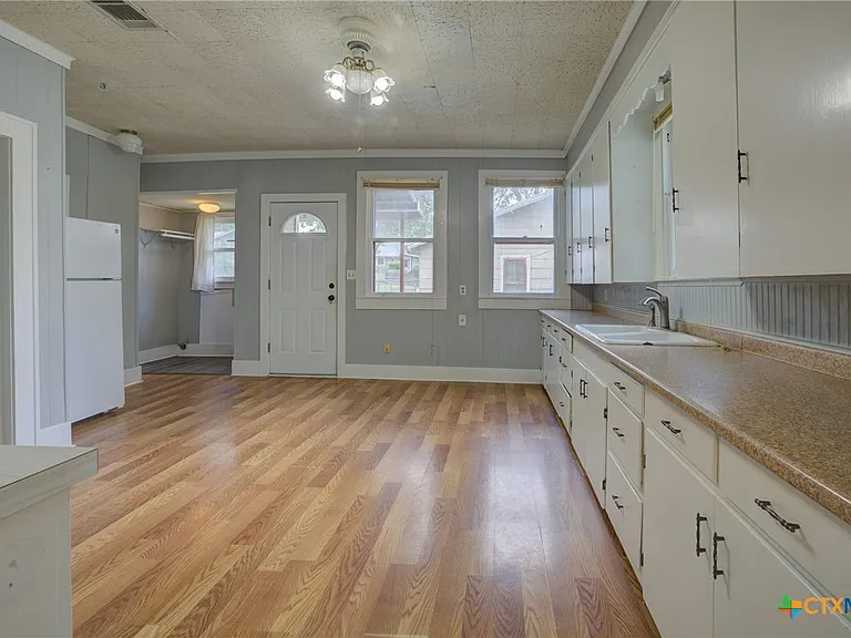 262 Clemens Ave — Photo 8