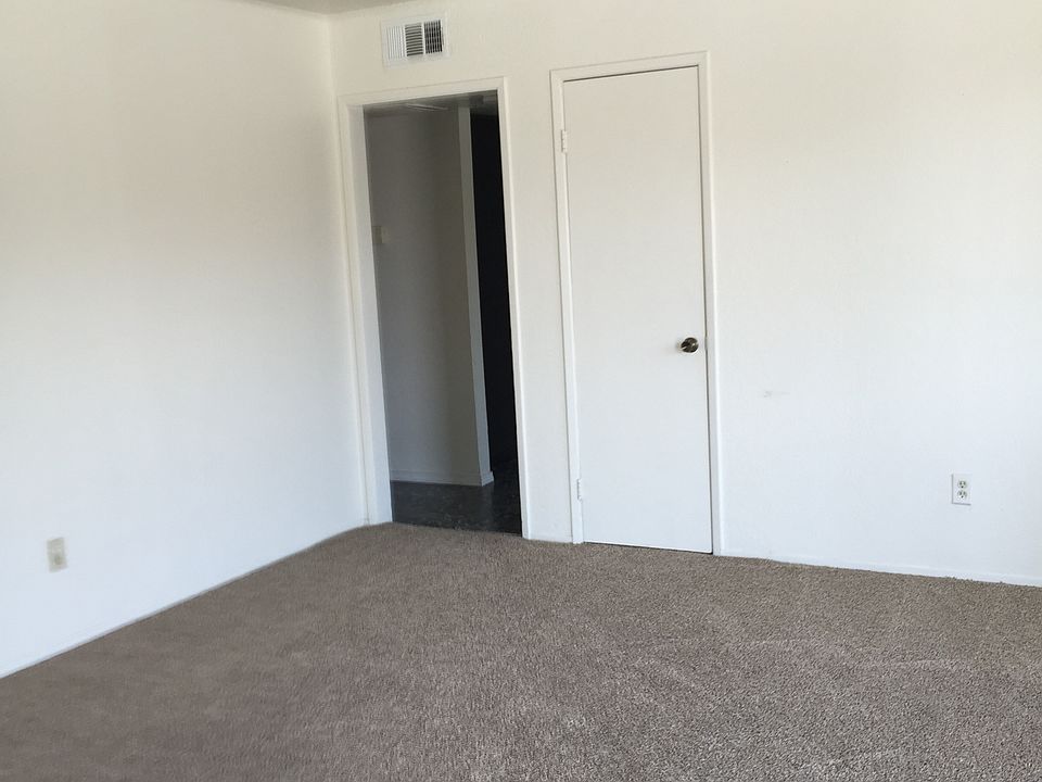 2nd image of 405 E Warren Ave