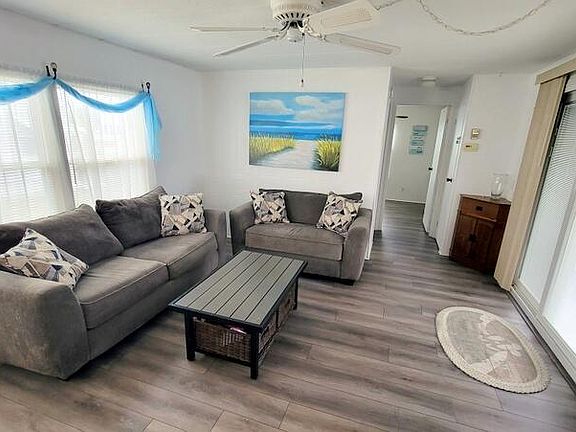 3rd image of 703 Periwinkle Cir