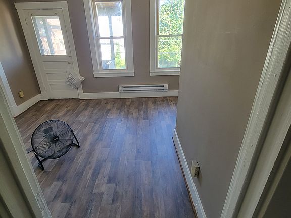 3rd image of 558 3rd Ave Rear 1/2