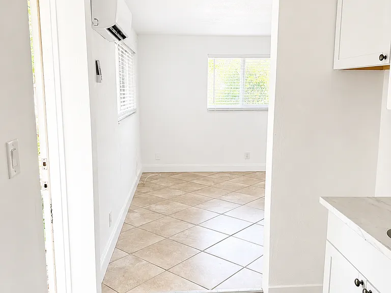 3660 NE 6th Ave — Photo 3