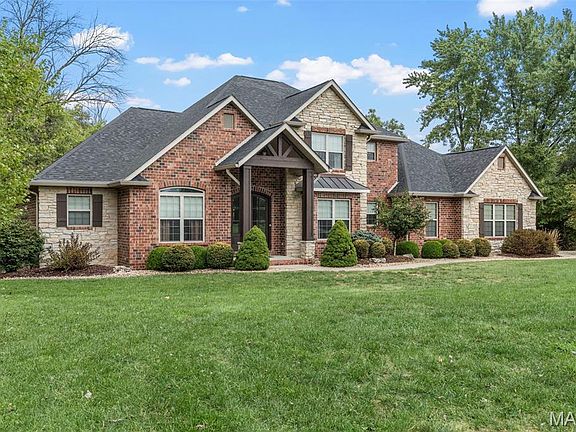 3rd image of 584 Berkshire Dr