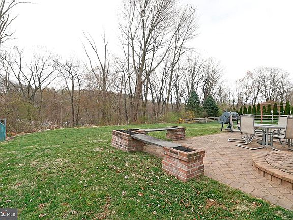 5th image of 523 Camelot Dr