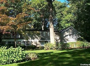 2 Lighthouse Rd, Great Neck, NY 11024