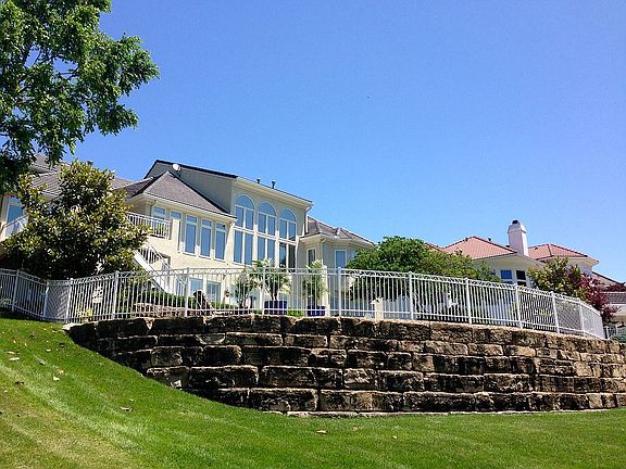 4th image of 705 NE Shoreline Dr