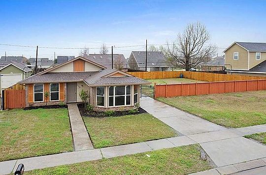 2nd image of 2720 Earl Dr
