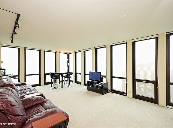 2nd image of 1 E Scott St APT 2009