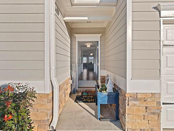 3rd image of 18 Robin Rd