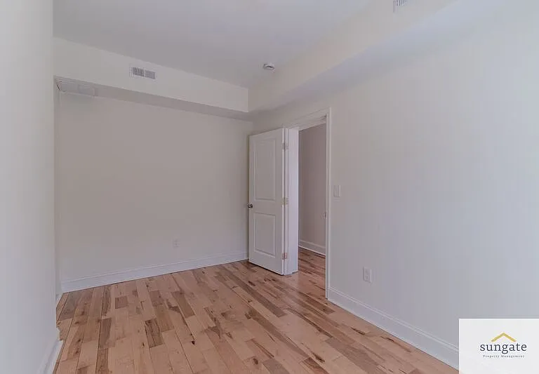 2726 E Monument St — Photo 5