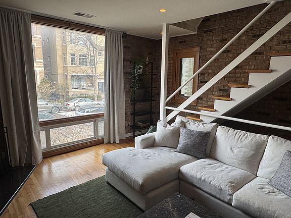 4th image of 639 W Wellington Ave