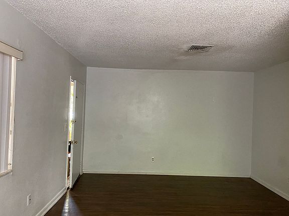 3rd image of 201 NW Jefferson Cir N APT 5