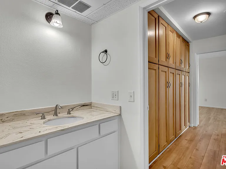 620 N Kenwood St #209 — Photo 22