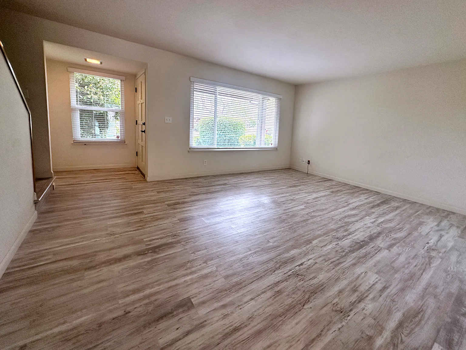 3 bed, 1.5 bath, 1192 sqft, $3,300 — Photo 2