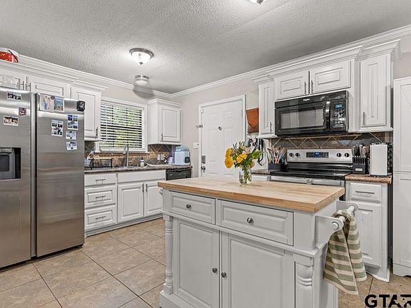 4th image of 208 Richardson St