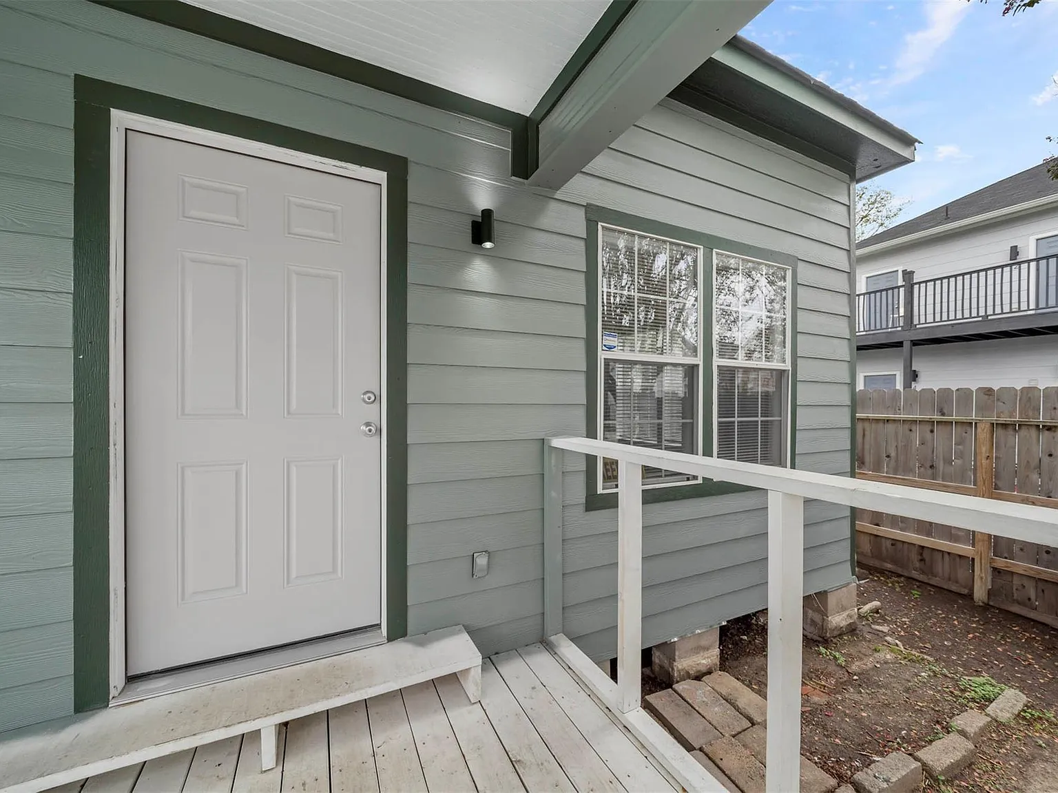 1 bed, 1.0 bath, 908 sqft, $975 — Photo 1