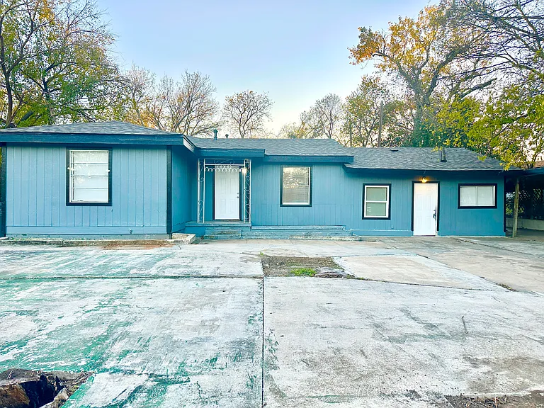 104 E Fowler Ave — Photo 3