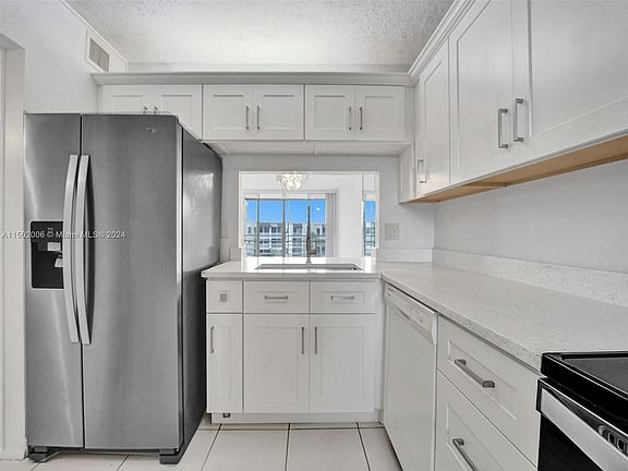 5th image of 9230 Lagoon Pl APT 415