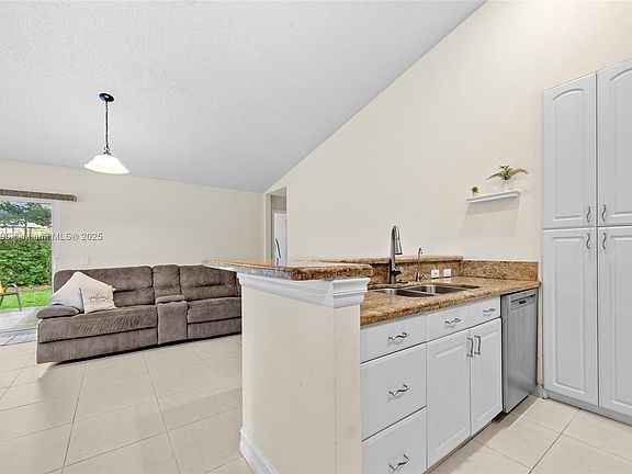 3rd image of 882 San Remo Dr