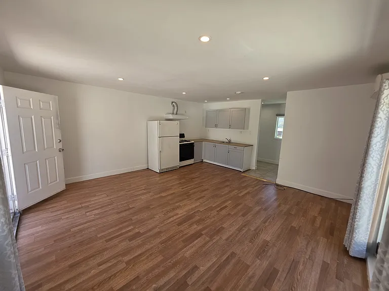 10533 Nassau Ave — Photo 3