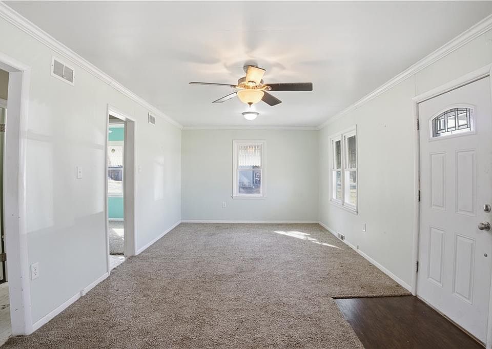 1st image of 403 Lindy Ln