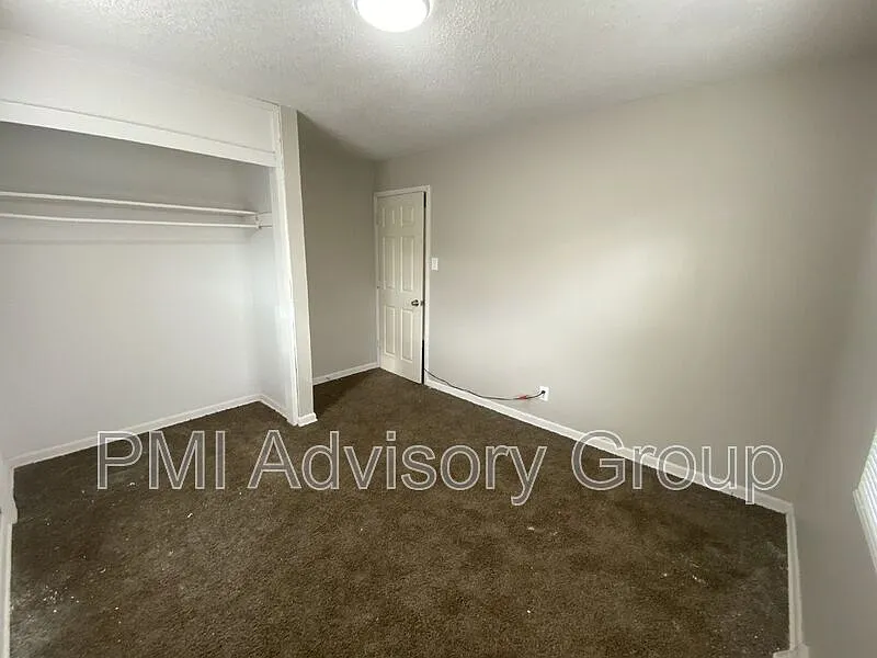 3 bed, 1.0 bath, 904 sqft, $900 — Photo 3