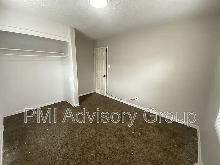 409 SE 34th St — Photo 3