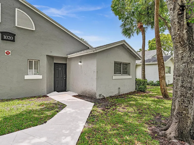 1020 Lake Victoria Dr #B — Photo 1