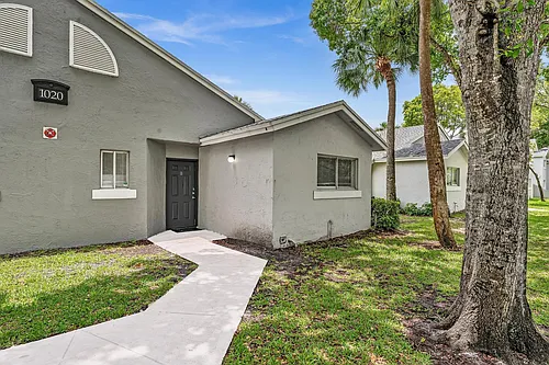 1020 Lake Victoria Dr #B Photo 1
