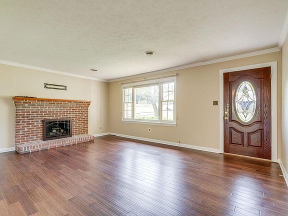 5th image of 551 Meadowcrest Dr