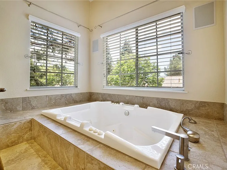 3055 E Hillcrest Dr — Photo 22