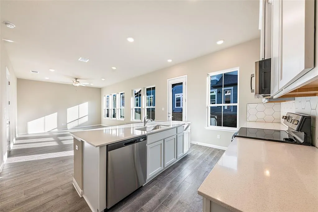 3 bed, 2.5 bath, 1615 sqft, $1,950 — Photo 3
