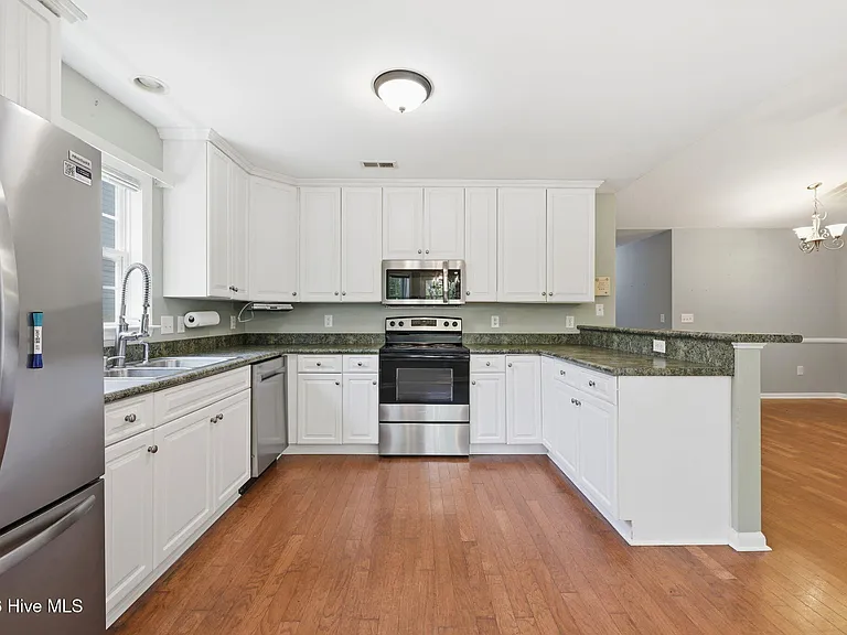 106 Lakeside Green Dr — Photo 9