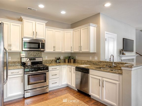 2nd image of 3360 Aurora Street NE #2