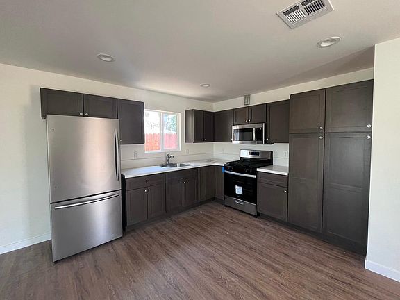 4th image of 7021 Amestoy Ave
